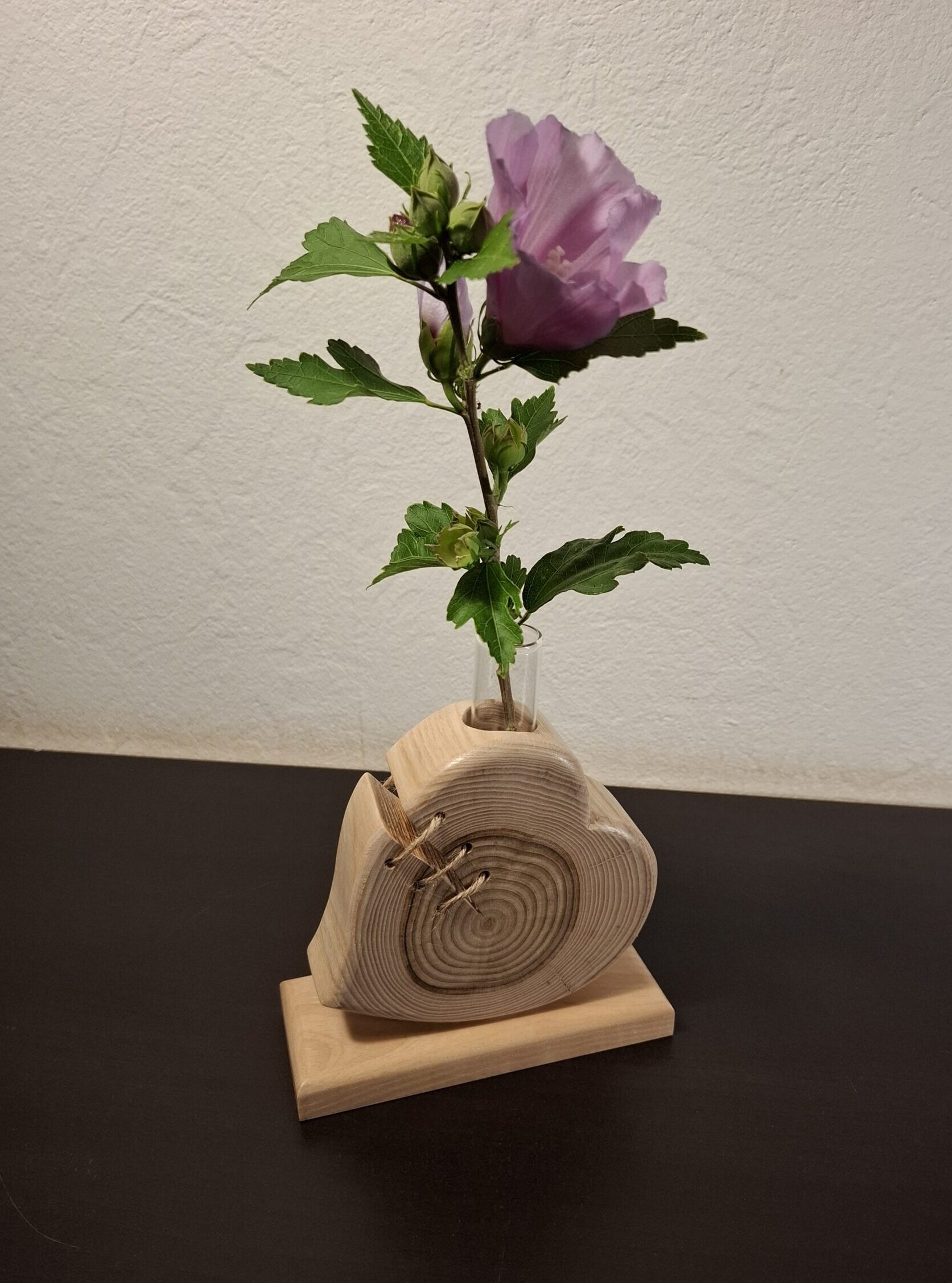 Soliflore en Frêne Massif Artisanal. Soliflore en frêne massif artisanal en bois naturel, objet déco haut de gamme avec base large pour longues tiges florales et fissure stabilisée.