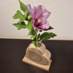 Soliflore en frêne massif artisanal en bois naturel, objet déco haut de gamme avec base large pour longues tiges florales et fissure stabilisée.