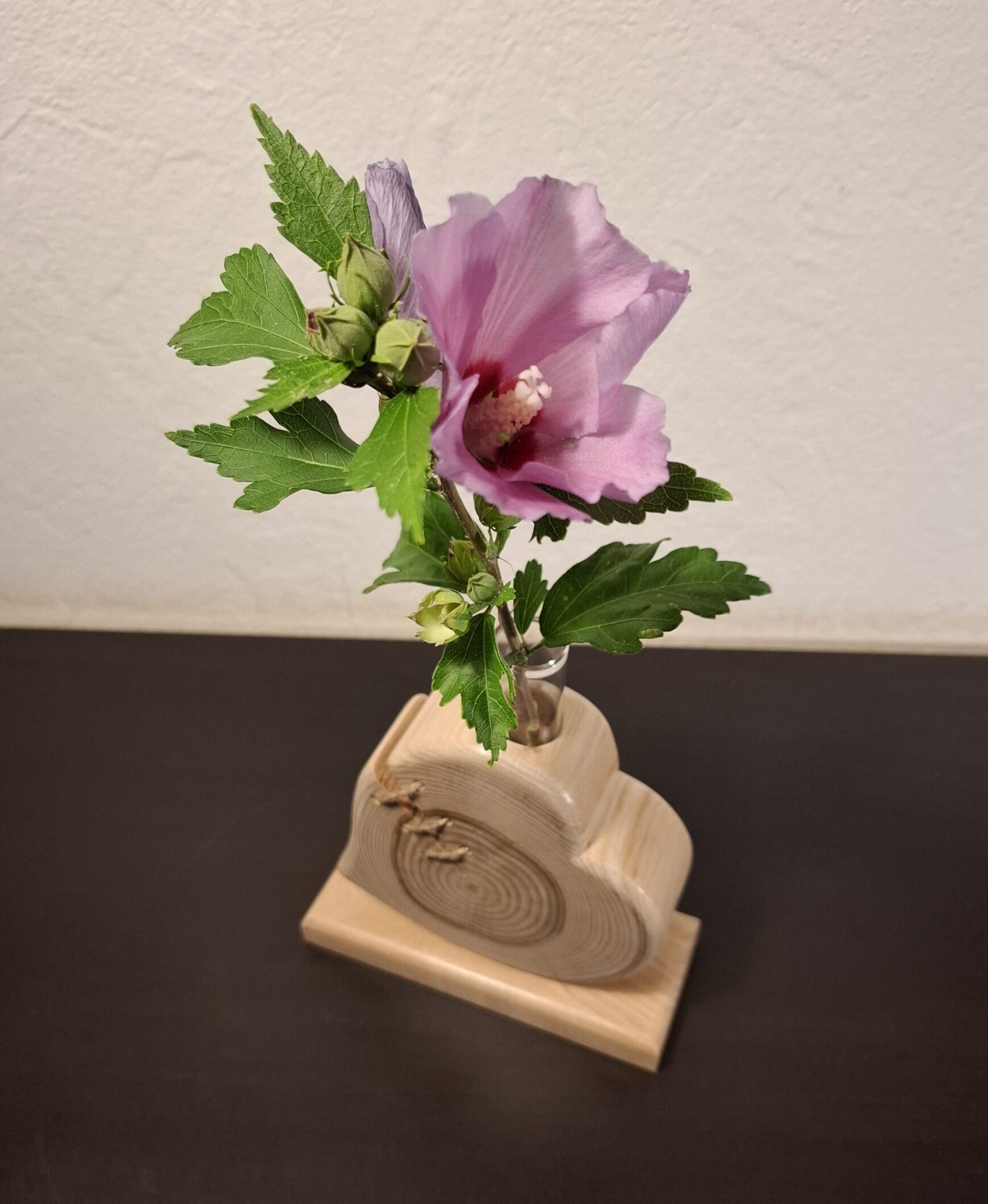 Soliflore en frêne massif artisanal en bois naturel, objet déco haut de gamme avec base large pour longues tiges florales et fissure stabilisée.