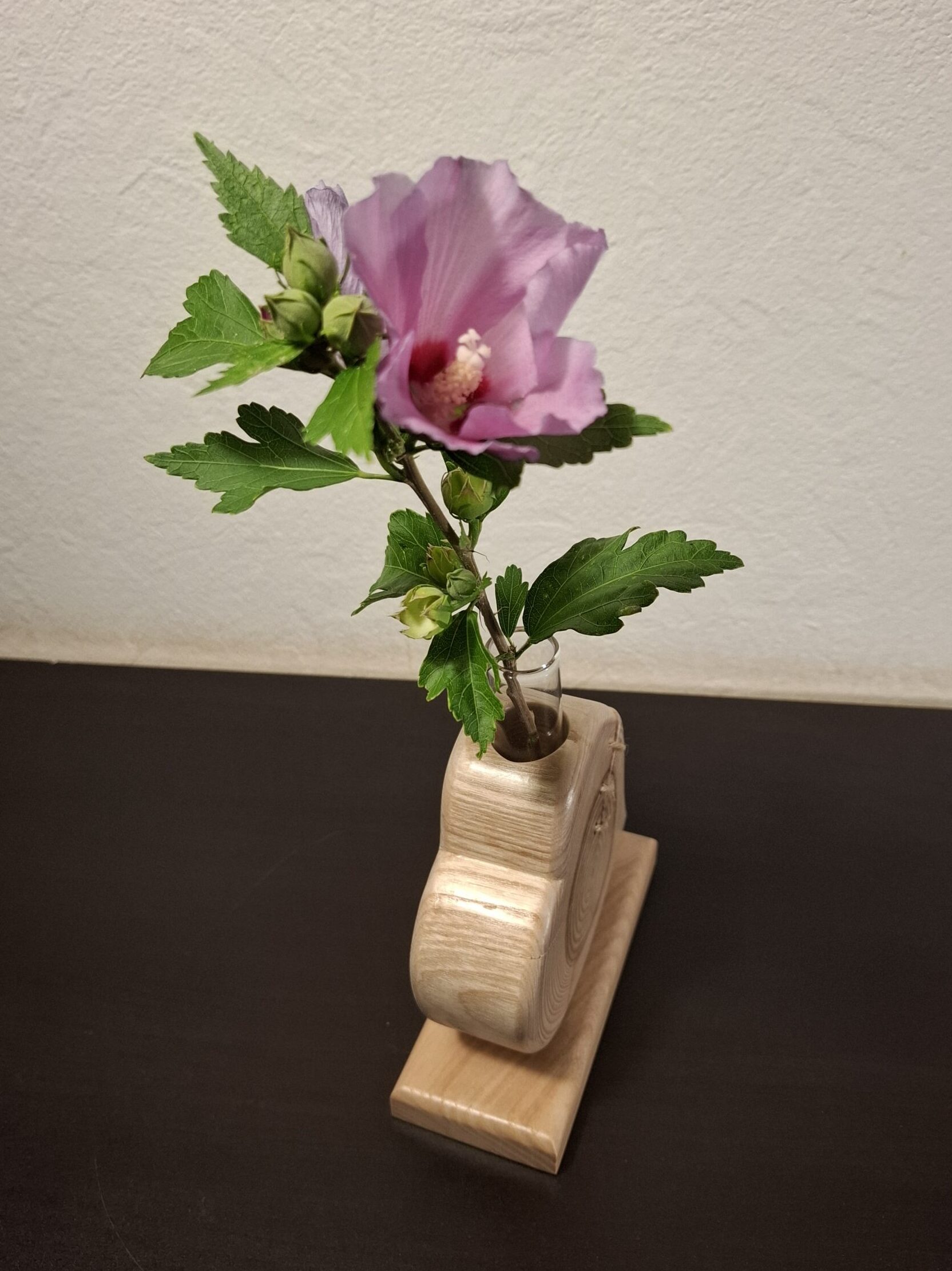 Soliflore en frêne massif artisanal en bois naturel, objet déco haut de gamme avec base large pour longues tiges florales et fissure stabilisée.
