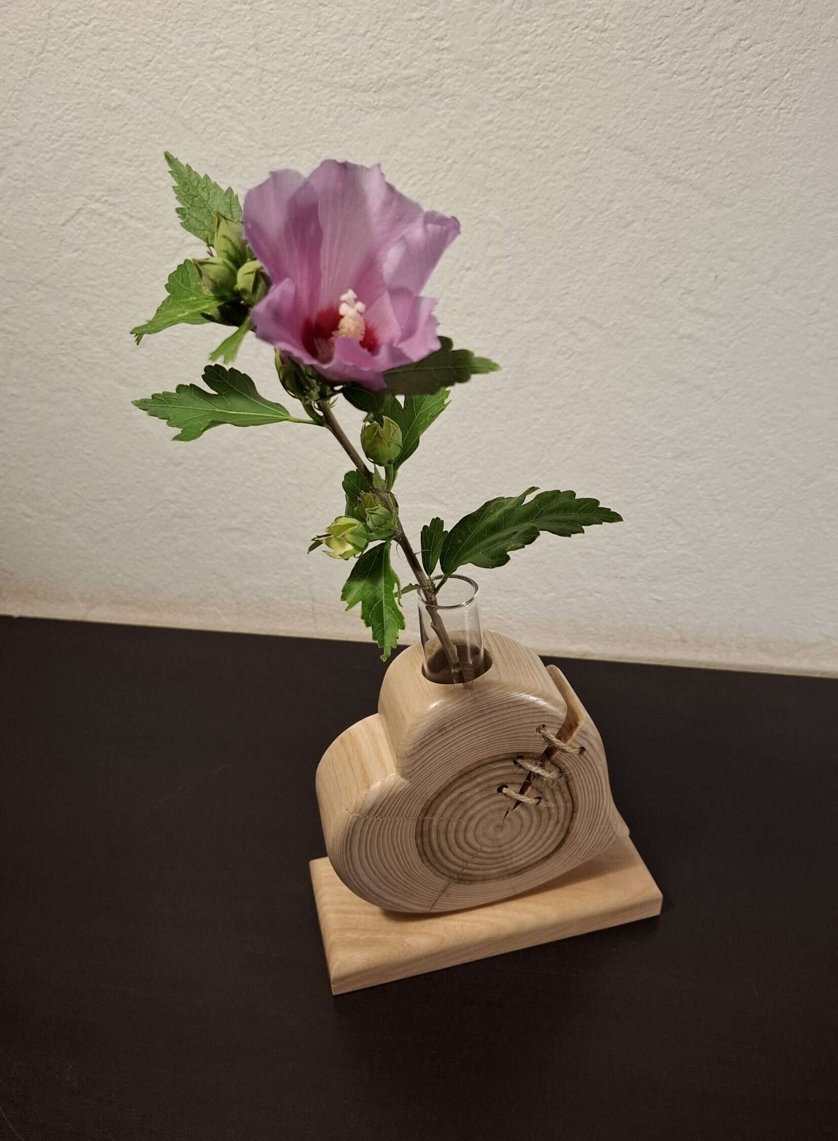 Soliflore en frêne massif artisanal en bois naturel, objet déco haut de gamme avec base large pour longues tiges florales et fissure stabilisée.