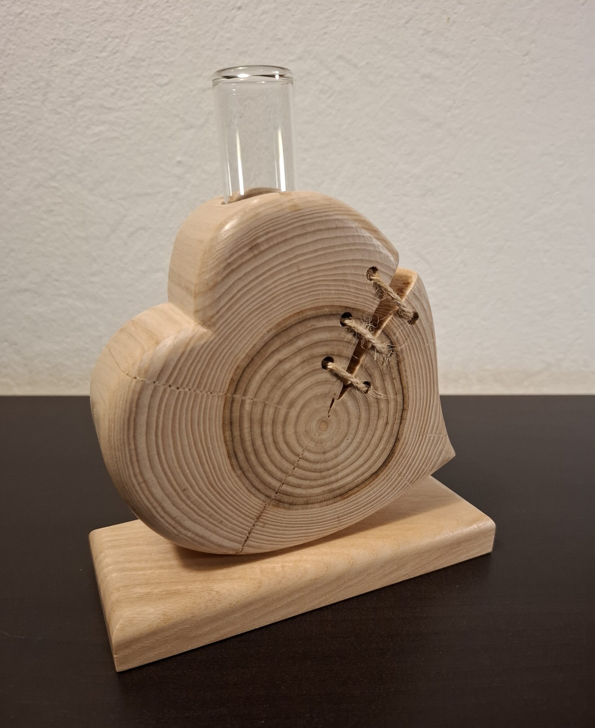Soliflore en Frêne Massif Artisanal. Soliflore en frêne massif artisanal en bois naturel, objet déco haut de gamme avec base large pour longues tiges florales et fissure stabilisée.