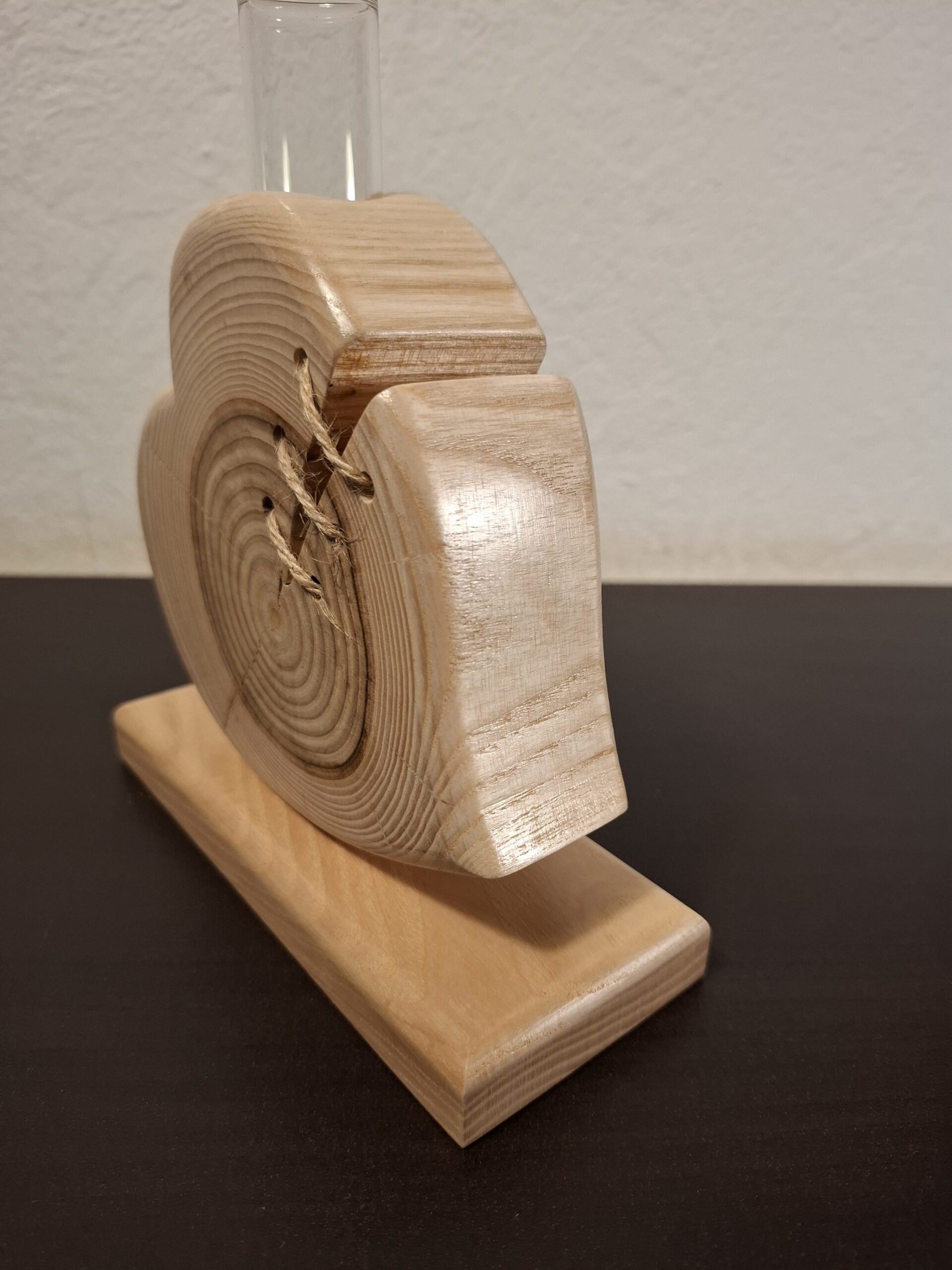 Soliflore en Frêne Massif Artisanal. Soliflore en frêne massif artisanal en bois naturel, objet déco haut de gamme avec base large pour longues tiges florales et fissure stabilisée.