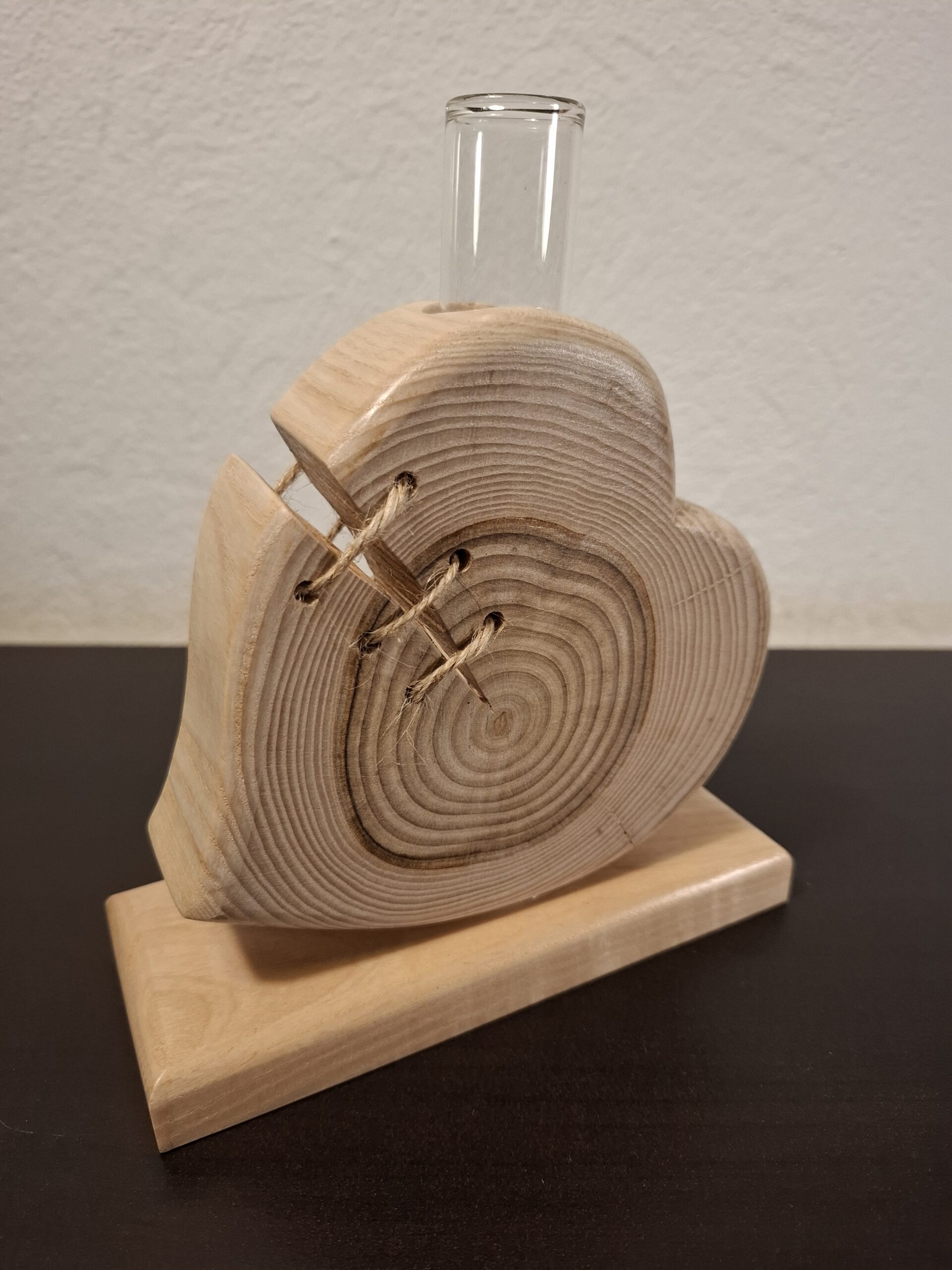Soliflore en Frêne Massif Artisanal. Soliflore en frêne massif artisanal en bois naturel, objet déco haut de gamme avec base large pour longues tiges florales et fissure stabilisée.