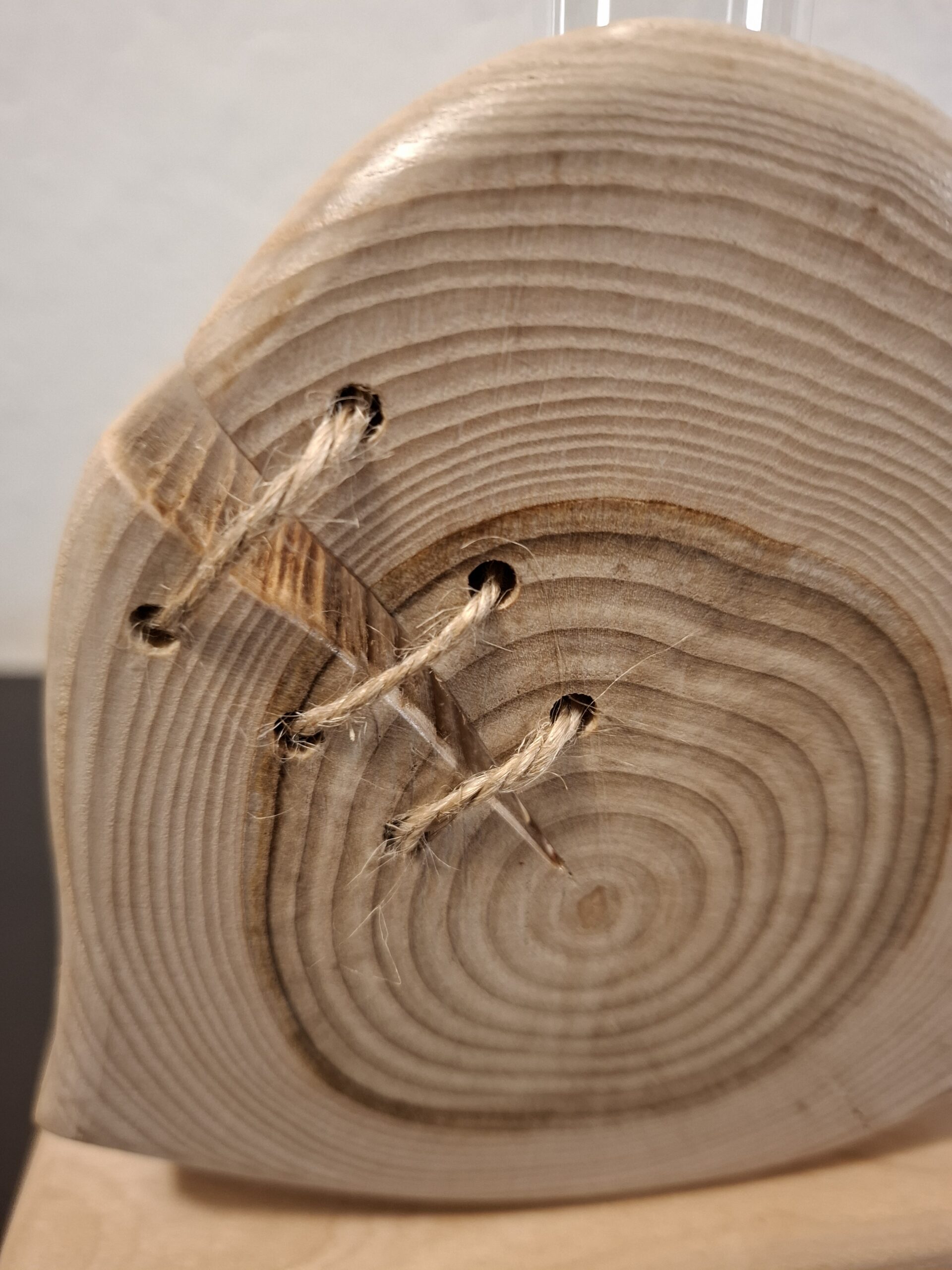 Soliflore en Frêne Massif Artisanal. Soliflore en frêne massif artisanal en bois naturel, objet déco haut de gamme avec base large pour longues tiges florales et fissure stabilisée.