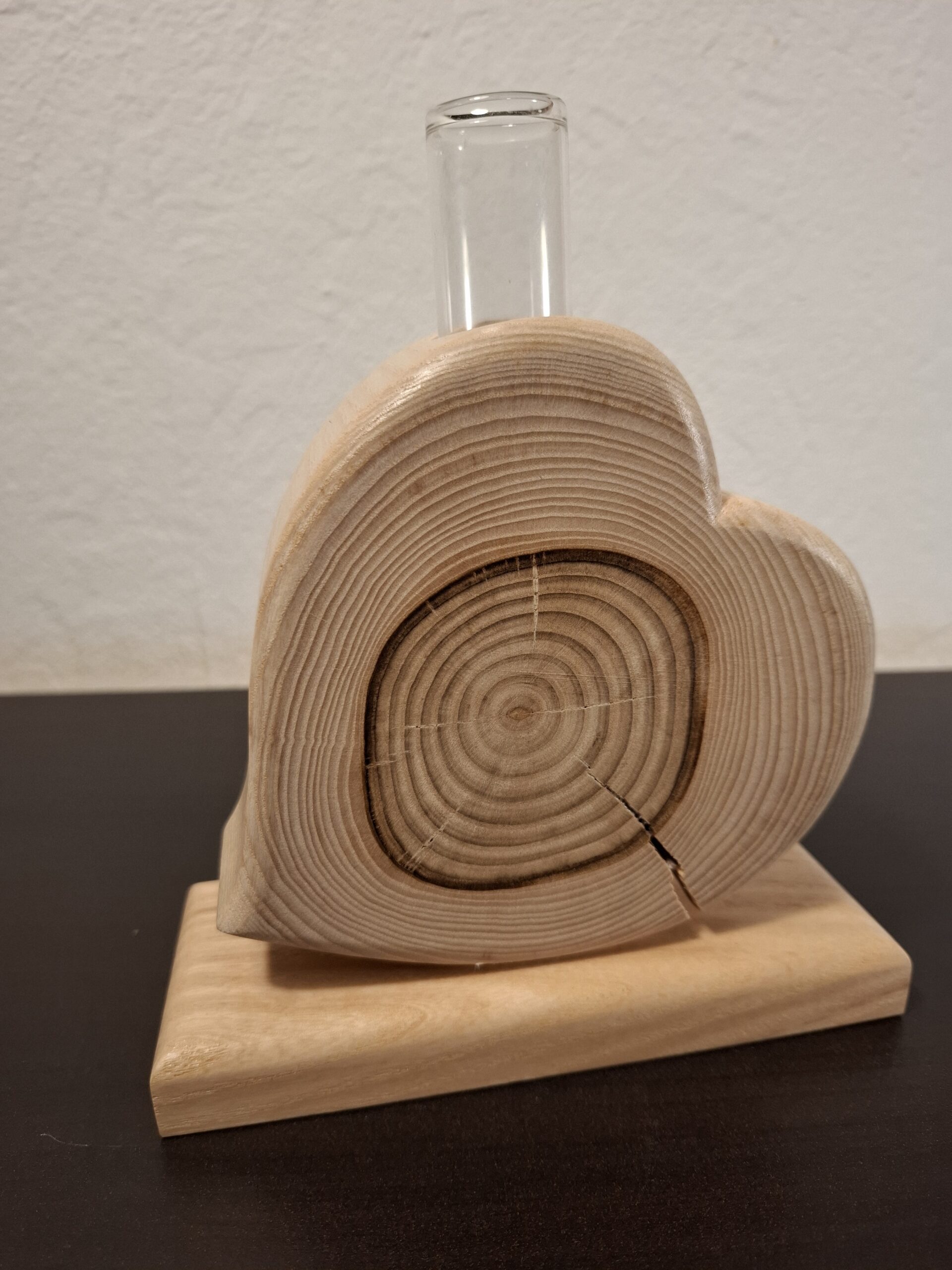 Vase Soliflore en Bois Massif pour une Déco Authentique. Soliflore décoratif en bois massif, objet déco élégant pour intérieur chaleureux