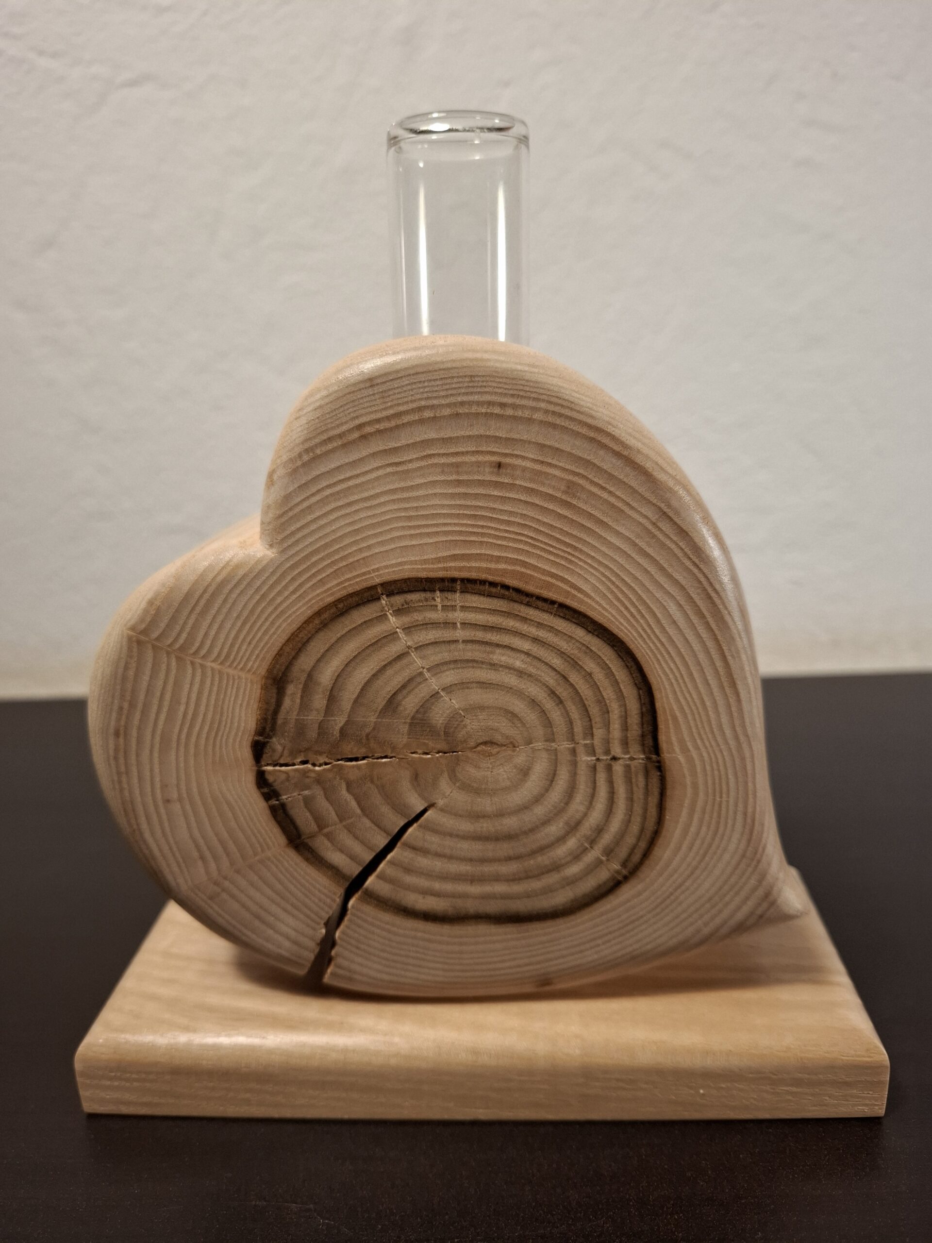 Vase Soliflore en Bois Massif pour une Déco Authentique. Soliflore en bois massif au design naturel et élégant pour décoration intérieure