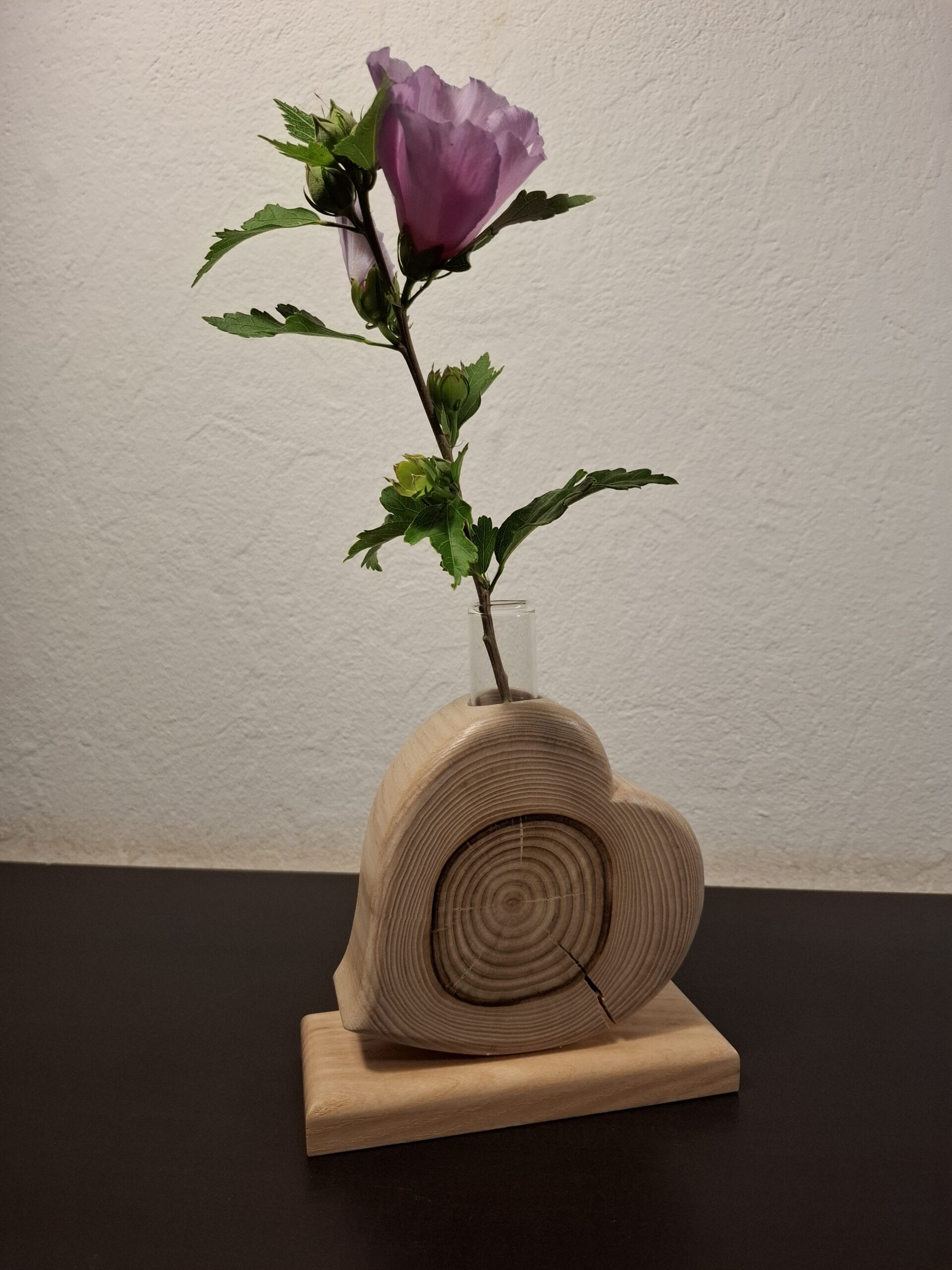 Vase Soliflore en Bois Massif pour une Déco Authentique. Soliflore en bois massif au design naturel et élégant pour décoration intérieure